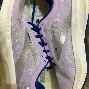 Brooks Woman’s Shoes Size-10 Very Good Condition